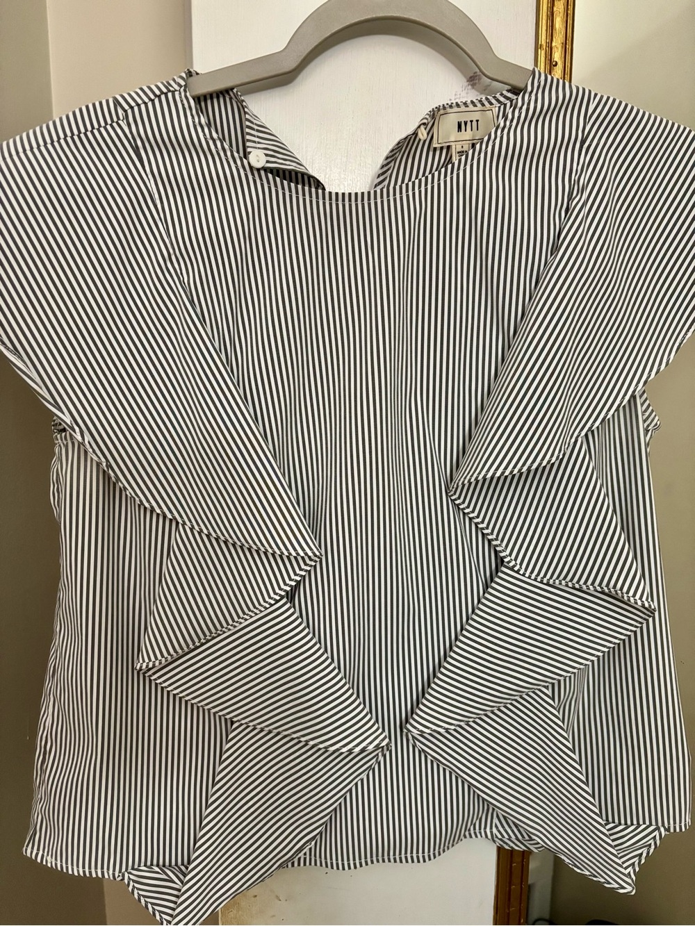 NYTT Blue and White Striped Ruffle Sleeveless Blouse